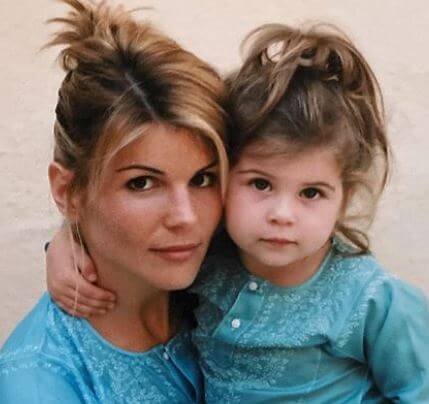 Childhood picture of Isabella Rose Giannulli with her mom Lori Loughlin.